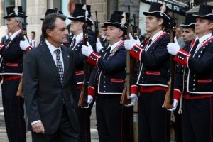 Artur-Mas-passant-revista-a-la-tropa