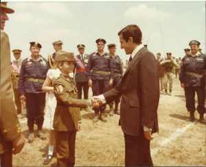 El Príncipe de Asturias el día de su filiación saluda al Presidente del Gobierno, Don Adolfo Suárez(al fondo el Jefe del DAC "Brunete", Gal. Milans del Bosch).