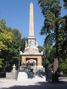 800px-Obelisco_Dos_de_mayo_(Madrid)_03