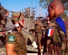 Legionarios de la Compañia Austria en el destacamento Piper Camp conversan con un soldado francés en las afueras de Skopje dentro de la misión "Cosecha Esencial" de la OTAN