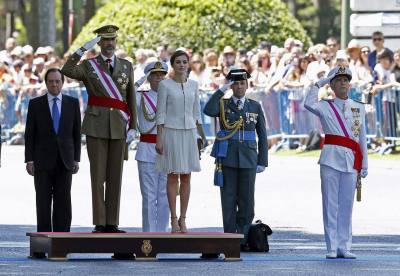 GRA065. MADRID, 06/06/2015.- El Rey Felipe VI, junto a la Reina Letizia, escucha el himno nacional, durante el acto central del Día de las Fuerzas Armadas celebrado hoy en la plaza de la Lealtad de Madrid, que preside por primera vez. EFE/J. J. Guillén