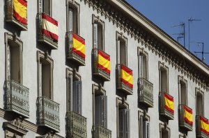 GRA096. MADRID, 18/06/2014.- Varios balcones del barrio de Ópera lucen hoy banderas de España dentro de los preparativos para la proclamación mañana del nuevo rey Felipe VI. EFE/Hugo Ortuño