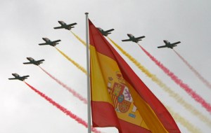 MD12. MADRID, 12/10/08.- Imagen de los aviones de la Patrulla Aguila dibujando en el cielo estelas con los colores de la bandera de España, al inicio del tradicional desfile militar que tuvo lugar hoy en el paseo de la Castellana de Madrid con motivo de la celebración de la Fiesta Nacional. EFE/Fernando Alvarado