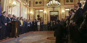 GRA064 MADRID, 06/12/2015.- El presidente del Gobierno y candidato del PP a la reelección, Mariano Rajoy (i), escucha la intervención del presidente del Congreso,Jesús Posada, durante la recepción celebrada en el Congreso de los Diputados con motivo del XXXVII aniversario de la Constitución. Frente a Rajoy, los líderes y candidatos de Podemos, Pablo Iglesias (3d), UPyD, Andrés Herzog (2d) y Ciudadanos, Albert Rivera (d). EFE/Ballesteros