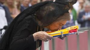GRA259. CÁDIZ, 17/09/2013.- La Reina Sofía besa la bandera española durante la entrega de la Bandera de Combate al Buque de Proyección Estratégica "Juan Carlos I", en una ceremonia que ha tenido lugar hoy, martes 17 de septiembre de 2013, en el puerto de Cádiz. EFE/Román Ríos