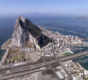 FOTO 1 vista aerea del El peñon de Gibraltar y el istmo usurpado por UK